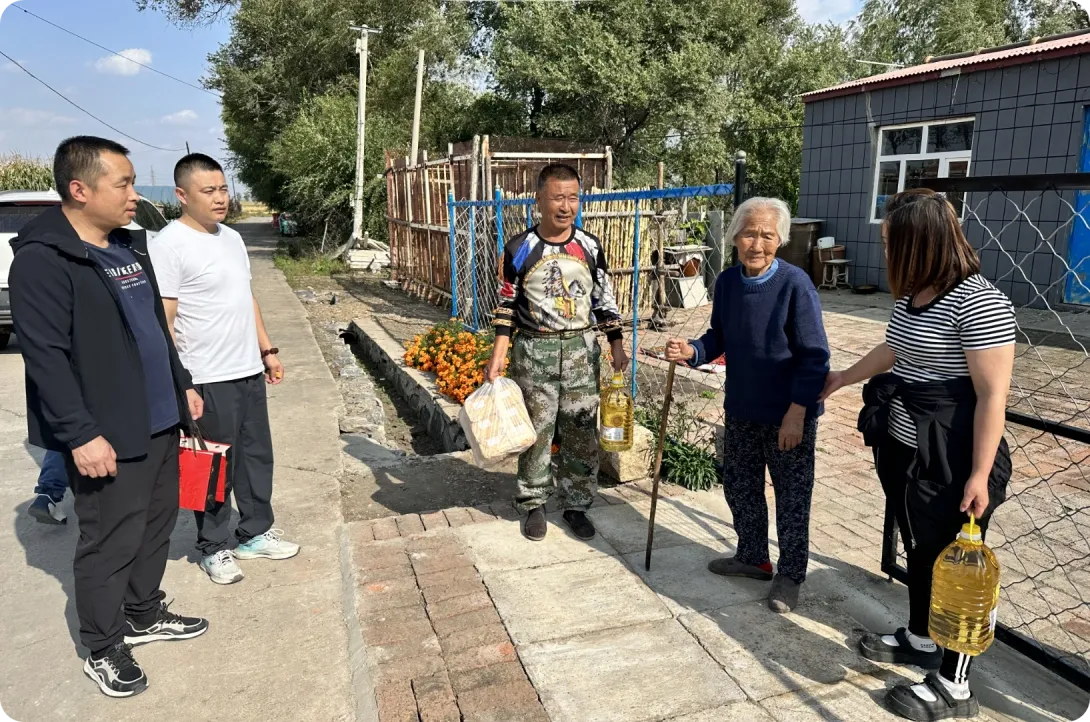 Mid-Autumn Festival visit to comfort the widows of deceased veterans.